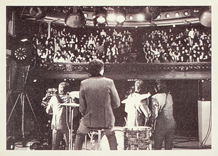 1964 Beatles Movie The Beatles are on stage... #39 Non-Sports Card